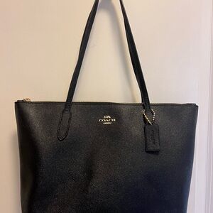 Coach Black Pebbled Leather Tote Sleek Design